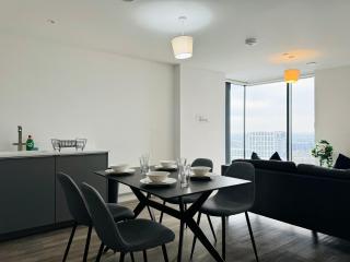 Premium Deals l Last-Minute Stay l 4 min walk to Birmingham Central Library l 18th floor 2 Bed 2 Bath City Centre Penthouse with GYM & Netflix by JVT Short Lets - Birmingham - 4
