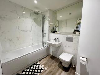 Stylish 18th-Floor City Penthouse - 4-Min Walk to Central Library - Gym - Netflix - 2