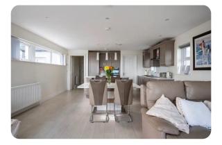 Beach View Apartment - First floor with balcony - Newcastle - 8