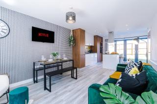 Rest&Recharge at Waterway House (4 Bedrooms, 7 Beds, 2 Bathrooms, Free parking) - Manchester - 0