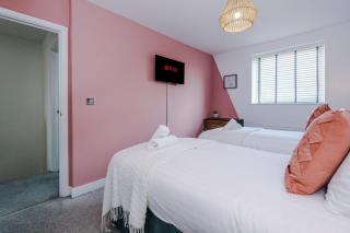 R&R - Modern Townhouse near Etihad & City Centre (5 Bedrooms, Free Parking) - 3