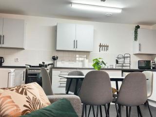 Free Parking Sleeps 6 Modern Apartment - Litherland - 9