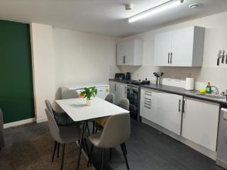 Free Parking Sleeps 6 Modern Apartment - Litherland - 3