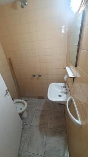 Habitacion economica con estacionamiento Necochea - 9