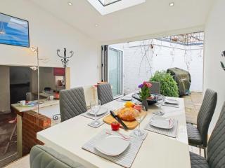 4 bed town house, Central Cowes - - 0