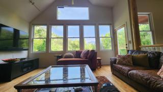 Creekside Craftsman Cabin with Jacuzzi - Alpine Splendor 6 Mins to downtown - 7