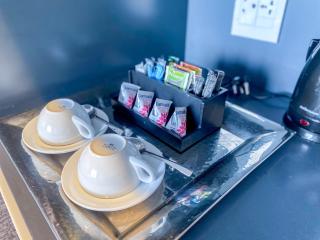 SandtonCity-Apartment-Sleeps2-Pool-Parking - 9