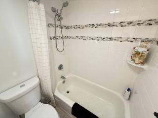 Mountain Views, 1Bd1Ba, Free Parking, AC, Beach Gear! - Honolulu - 3