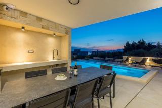 Luxury Villa RoMa 1 ,with heated saltwater pool, parking, high speed Internet, BBQ, - Bajnice - 1