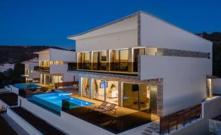 Villa Ramarin 1 with heated pool, jacuzzi and sauna by the sea in Rogoznica - Rogoznica - 6