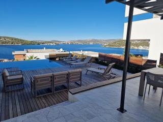 Villa Ramarin 1 with heated pool, jacuzzi and sauna by the sea in Rogoznica - Rogoznica - 1