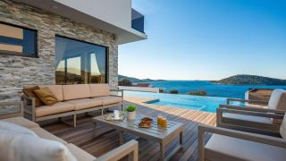 Villa Ramarin III with infinity heated pool, jacuzzi and sauna by the sea in Rogoznica - Rogoznica - 2