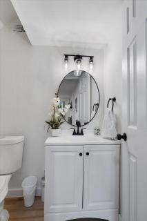 Modern family-friendly home with garage, yard - 7