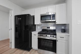 Modern family-friendly home with garage, yard - 3