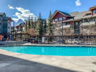 Family Gateway Outdoor Pool & Hot Tub Experience - 0