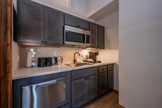 Cove Creek Lodge 206 Standard King Room - 6