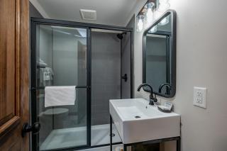 Cove Creek Lodge 210 Standard Double Queen Fireplace Room - 5