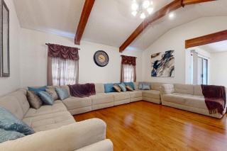 3BR family Home with WiFi, Workspace, Laundry - 9