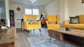 4-Bedroom Modern 3-Storey House with Games Room, Canal View & Parking - Leicester - 9