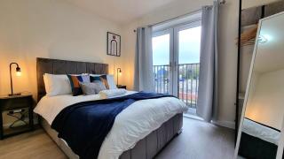 4-Bedroom Modern 3-Storey House with Games Room, Canal View & Parking - Leicester - 1