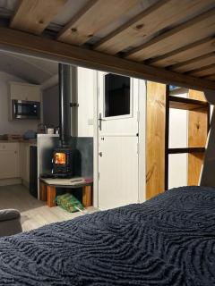 Cybi, Modern Shepherds Hut with Games Room Access - 3