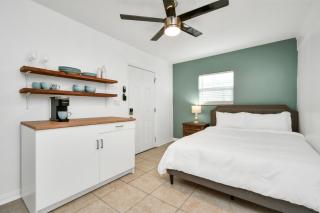 Cozy MiniStudio with Queen Bed Coffee - Cypress - 5