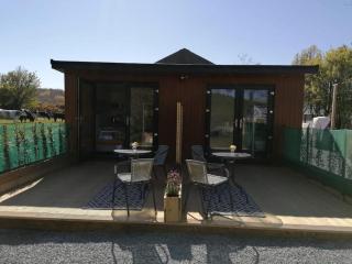 Bumble Bee Lodge, ROOM 1 - Raholp - 0