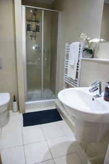 City centre 2 bed & 2 bath Apartment with FREE secured PARKING near University and Hospital - 3