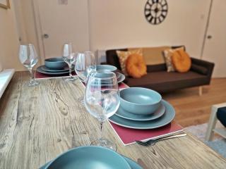 Central Manchester Modern 4 Bed House - free parking - 8