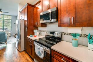 8 Mi to Grapevine Lake Walkable Home with Balcony! - Farmers Branch - 4