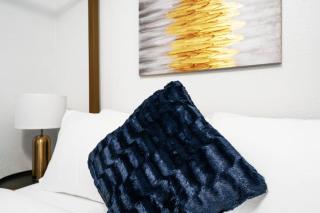 Mins to Downtown! Luxury 2BR and Arcade - 4