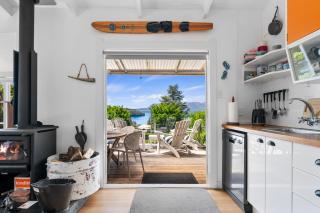 Kiwiana Bach - Lake Tarawera Holiday Home - 1