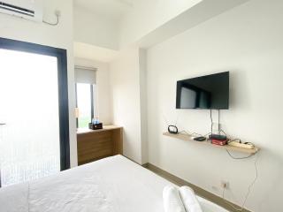Comfort and Cozy Designed Studio Sayana Bekasi Apartment By Travelio - Jakarta - 3