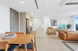 Luxury Ocean View Burleigh Apartment - 2