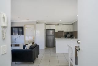 Sunny 2-Bed in Quiet Location with Balcony - 3