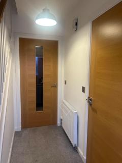 Lovely 2 bedroom home, free parking, 6 mins from airport - 3