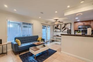 Stylish- Multi-Level- Patio- Games - Fast WIFI-CM3 - Costa Mesa - 1