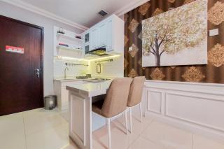Comfort Designed 1BR at Brooklyn Alam Sutera Apartment By Travelio - Tangerang - 2