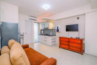 Cozy Living and Modern 2BR Bassura City Apartment By Travelio - Jacarta - 3