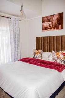 Modern Retreat in Pretoria with Lagoon Pool & Gym - 5