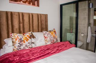 Modern Retreat in Pretoria with Lagoon Pool & Gym - 1