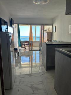 Appartement Entièrement Rénové en Bord de Mer avec Vue Imprenable et Parking Privé - Le Barcarès - 4