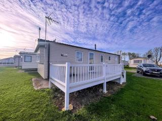 Lovely Caravan With Decking At Seawick Holiday Park In Essex Ref 27471Sw - Clacton-on-Sea - 0