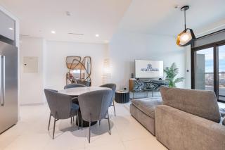 Contemporary Home with Private Beach - Dubai - 2