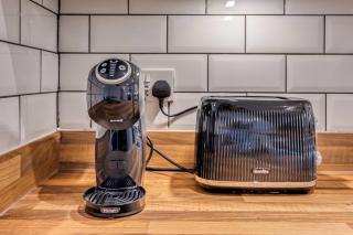 Beautiful Canal Side Apartment - City Centre - Balcony, Secure Parking, Self Check-In, Fast WiFi and Smart TV with Sky TV and Netflix by Yoko Property - Milton Keynes - 4