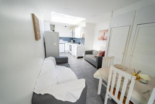Equipped Studios next to UOB and QE and close to city! - Birmingham - 0