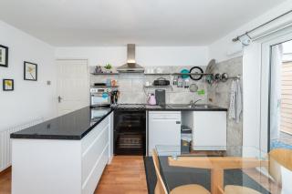 Family home, view of Windsor Castle - 8