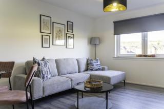 3 BDR Flat By Caledonia Luxe Stays Short Lets & Serviced Accommodation Clydebank - 2