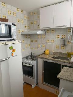 Apto 2 Quartos Aconchegante com Varanda em Cabo Frio Perto de Tudo com Estacionamento e Churrasqueira no Condominio-Próximo as Praias, Centro da Cidade e Shopping-WiF, TV Smart, Cozinha Completa- Vista da rua e para um Jardim - Cabo Frío - 6