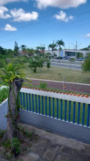Apto 2 Quartos Aconchegante com Varanda em Cabo Frio Perto de Tudo com Estacionamento e Churrasqueira no Condominio-Próximo as Praias, Centro da Cidade e Shopping-WiF, TV Smart, Cozinha Completa- Vista da rua e para um Jardim - Cabo Frío - 1